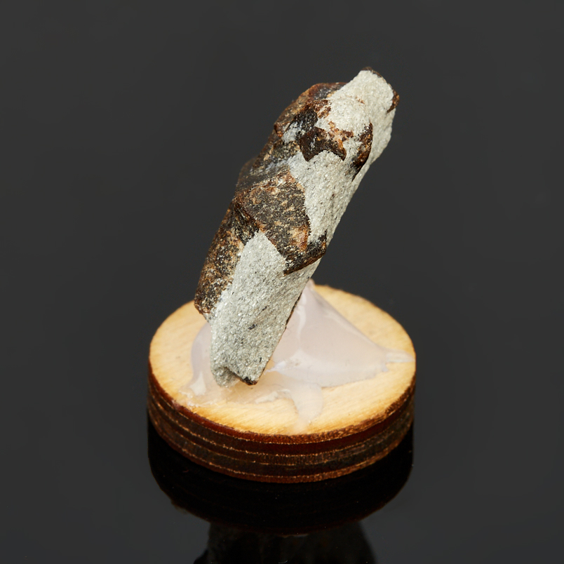 Образец ставролит Россия 2-3&nbsp;см (на подставке)