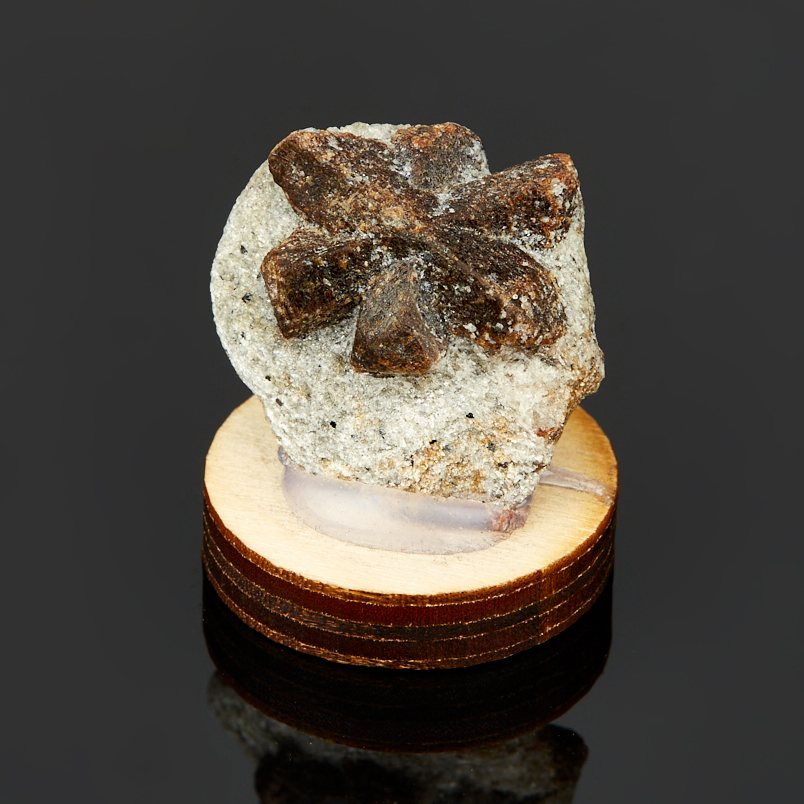 Образец ставролит Россия 2-3&nbsp;см (на подставке)