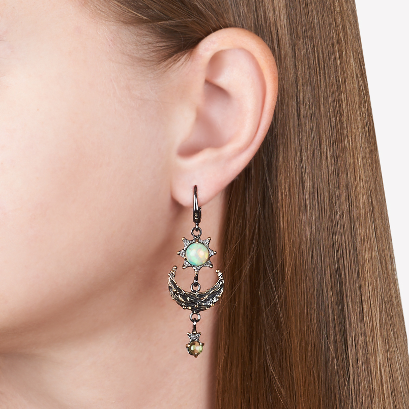 Серьги опал благородный белый Эфиопия (серебро 925 пр. позолота, родир. черн.)