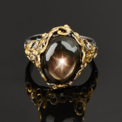 Кольцо звездчатый корунд Нигерия (серебро 925 пр. позолота, родир. сер.) размер 18,5