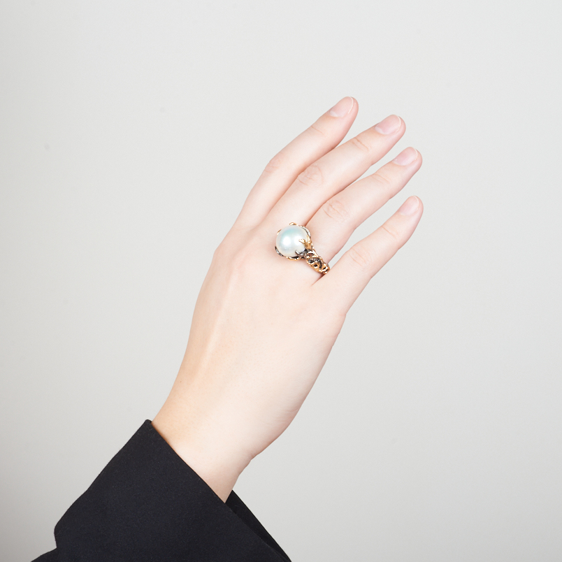 Кольцо жемчуг белый Гонконг (серебро 925 пр. позолота, родир. черн.) размер 18,5