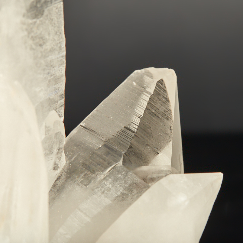 Кристалл кварц лемурийский Бразилия 16-20&nbsp;см (сросток, на подставке)