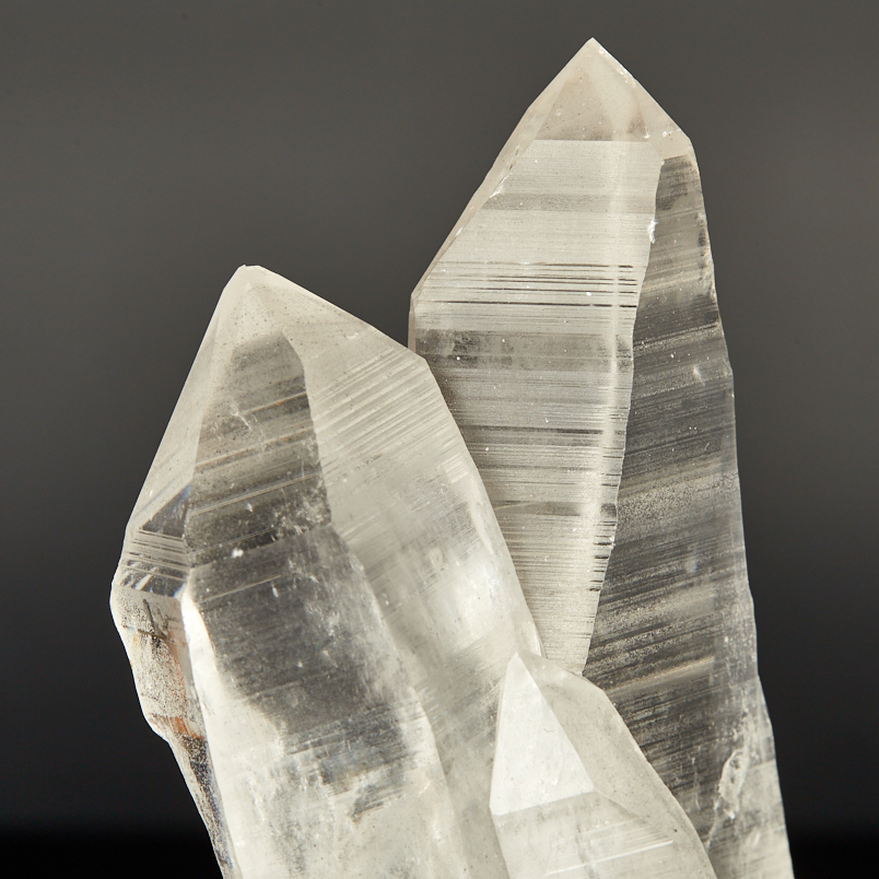 Кристалл кварц лемурийский Бразилия 16-20&nbsp;см (сросток, на подставке)