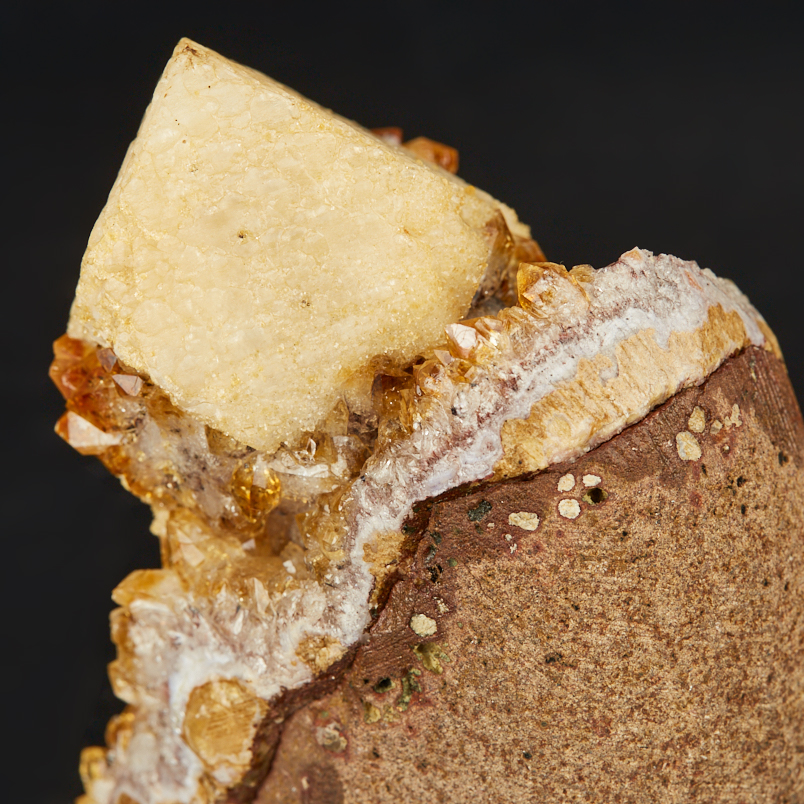 Друза микс кальцит, цитрин 9-12&nbsp;см