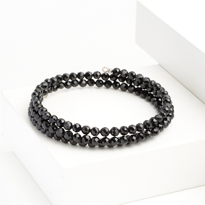 Браслет турмалин черный (шерл) Бразилия (биж. сплав, сталь хир.) пружина огранка 3 мм 18 см (регулируемый)