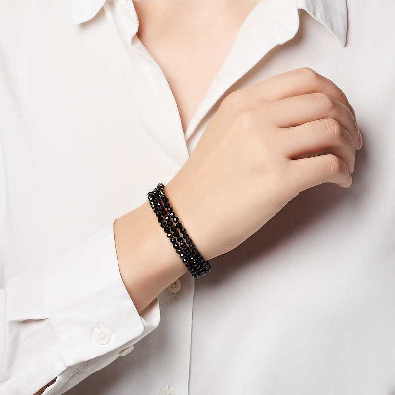 Браслет шпинель черная Шри Ланка (биж. сплав, сталь хир.) пружина огранка 4 мм 17 см (регулируемый)