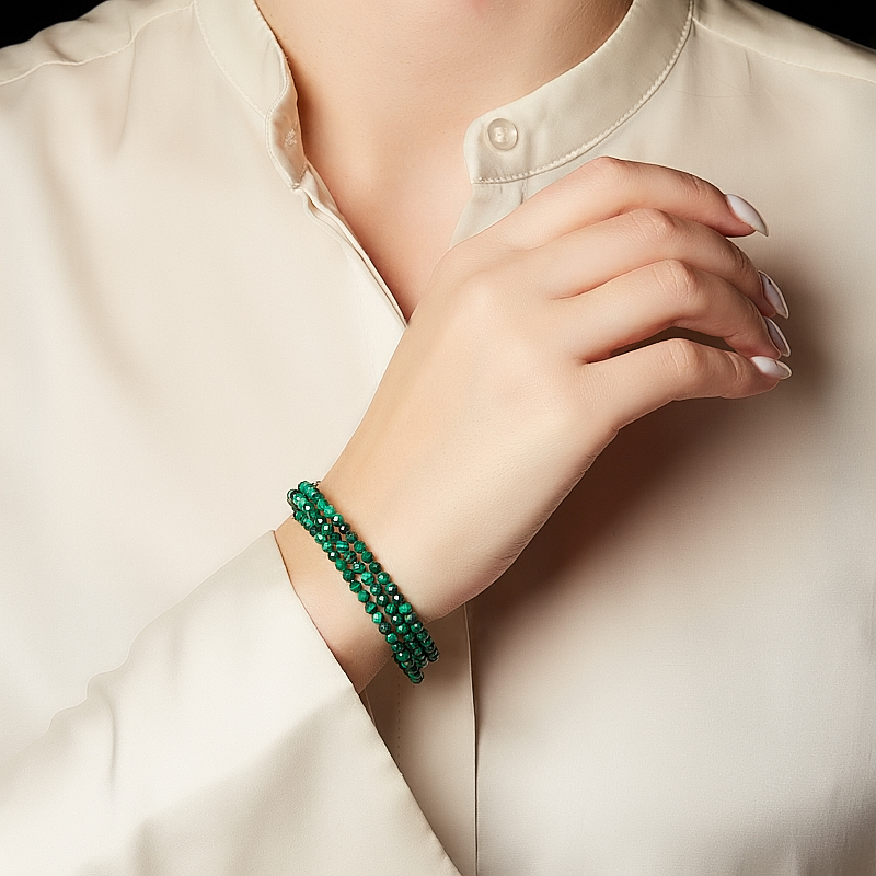 Браслет малахит Конго (биж. сплав) пружина огранка 3 мм 17 см (регулируемый)