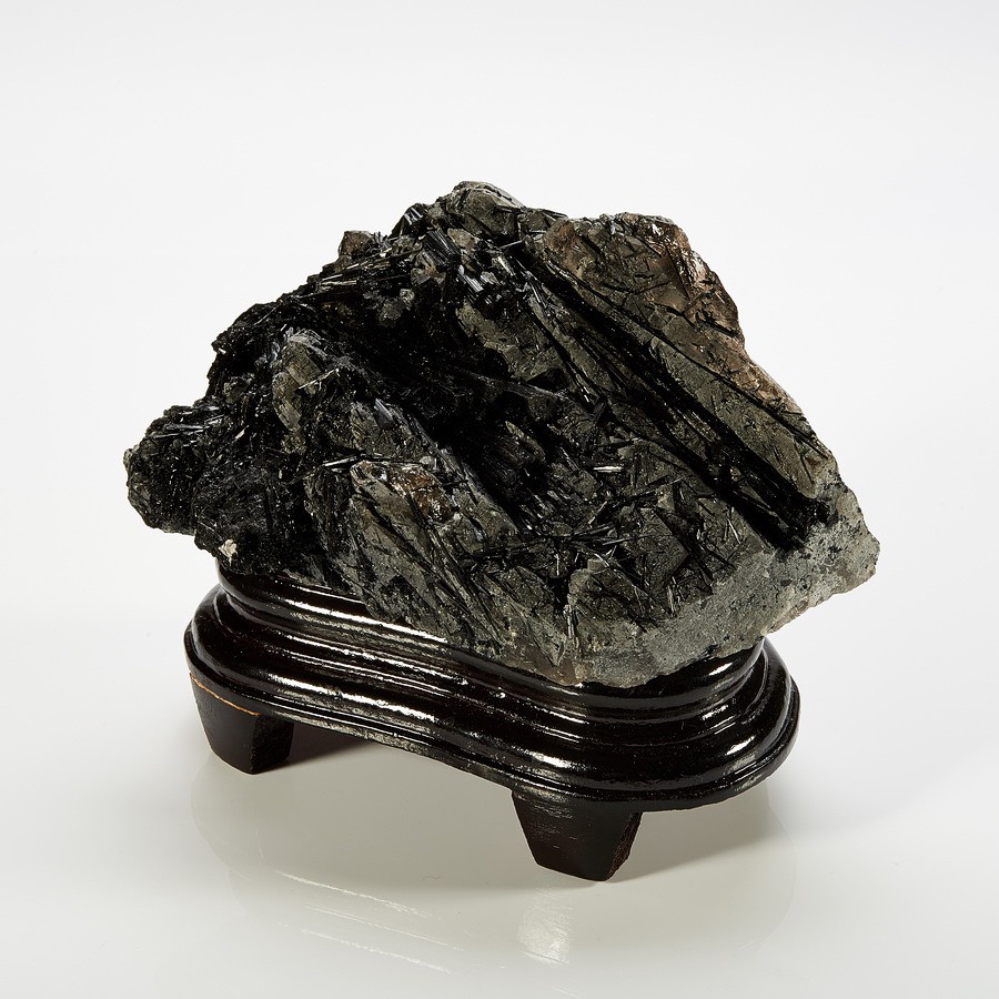 черный камень турмалин на подставке