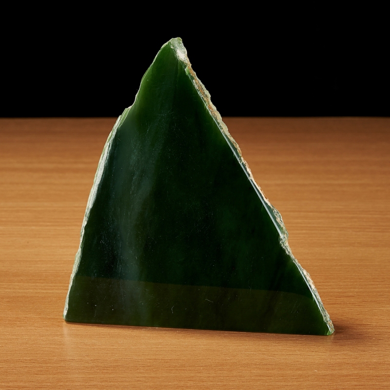 Треугольный осколок камня нефрит