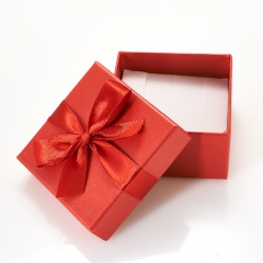 Подарочная упаковка (картон, текстиль) под комплект (кольцо, серьги, кулон) (коробка) (красный) 60х60х35 мм