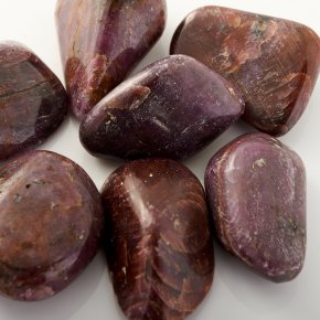 Купить натуральный камень Корунд рубиновый в интернет-магазине МинералМаркет!